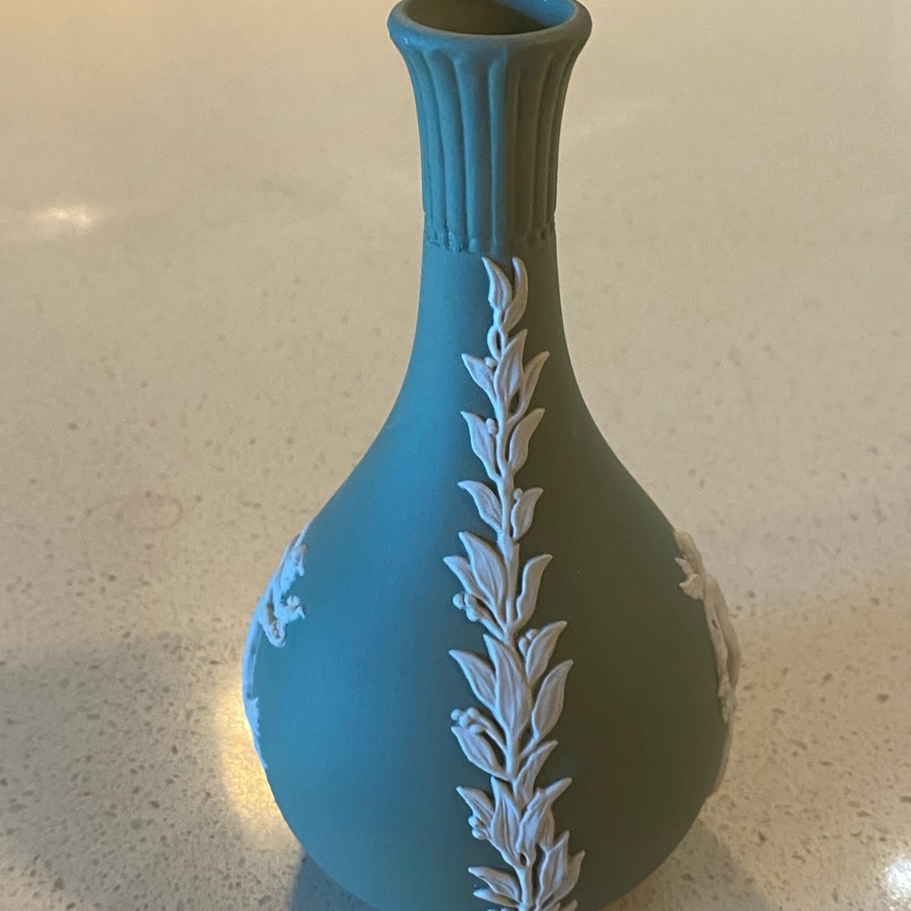 Vintage Wedgwood Jasperware bud Vase Sage Green has white floral & Cherub design - Picture 4 of 7